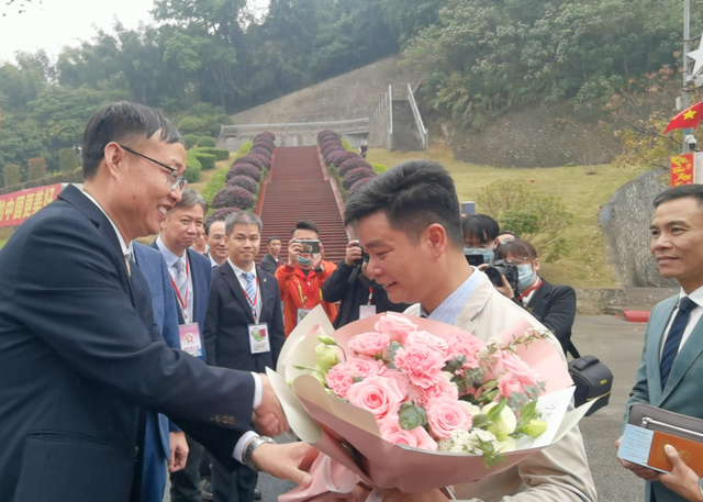 中方工作人员给越南游客送上鲜花。新华社记者梁舜 摄