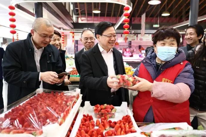 16日，李家超在北京逛菜市场。图片来源：李家超微博