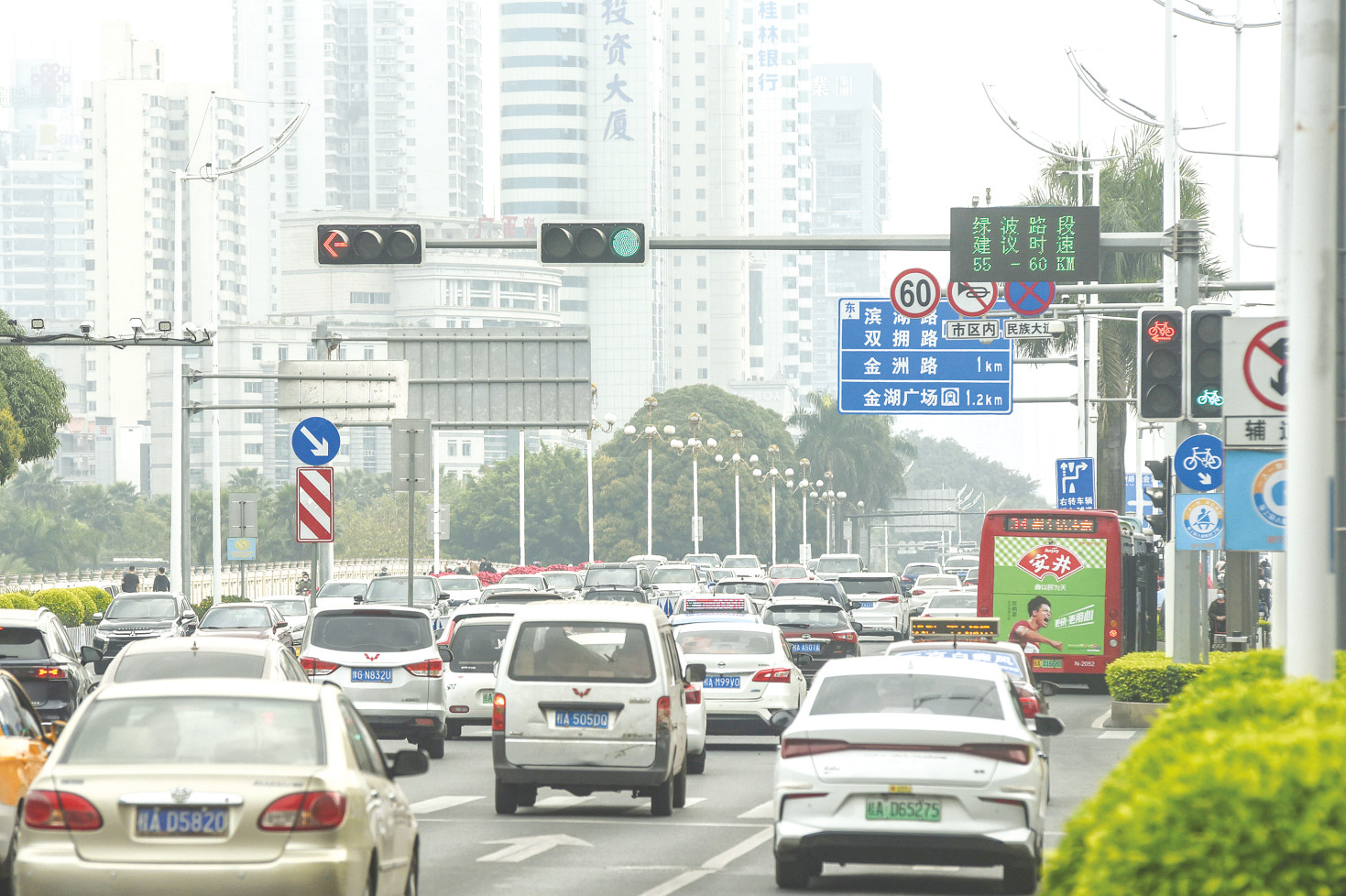 民族大道上的“绿波路段”。 本报记者韦峭 摄