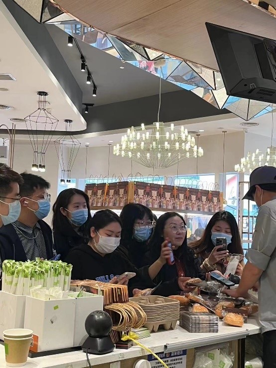 开门即涌入的消费者