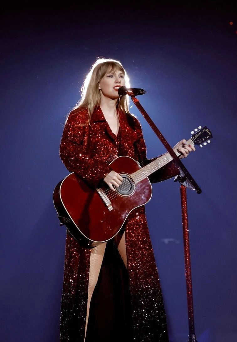 Taylor Swift在巡演上表示： 《Red》专辑对我来说是如此的珍贵与特别，作为一个艺术家，同时也是一个年轻人Red巡演_新浪新闻