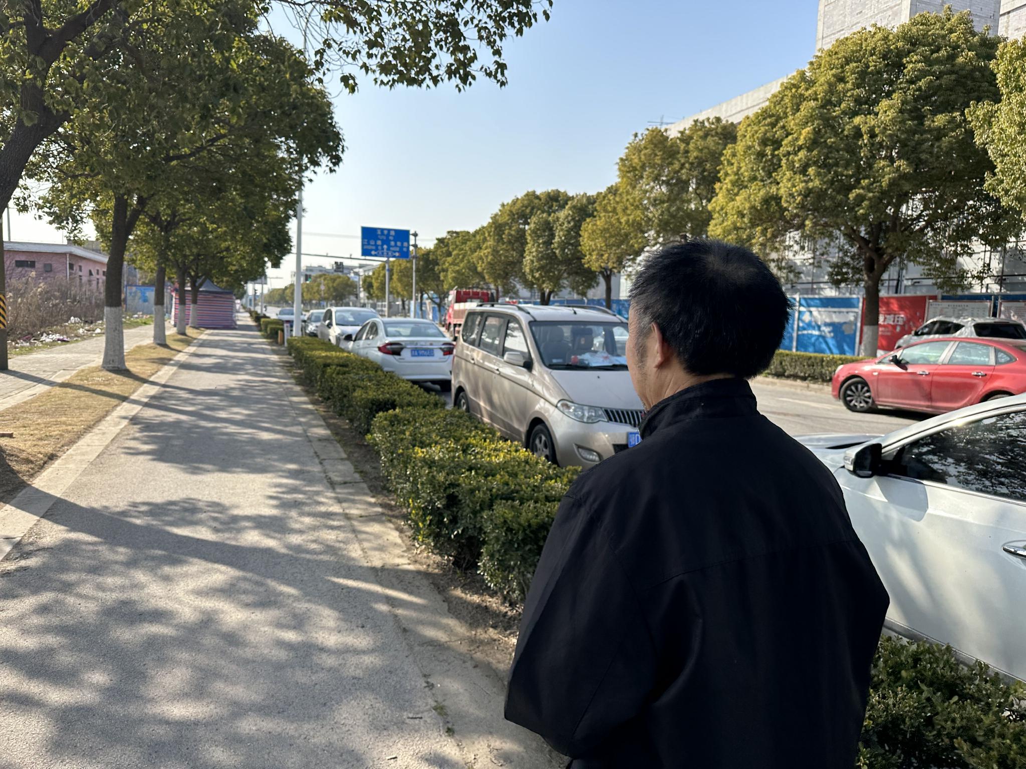 64歲的樊二辦假證“減齡”,在工地不出半月被查出。