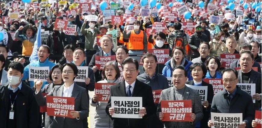 李在明等多名人员于3月18日在首尔参加集会的画面 图自韩媒