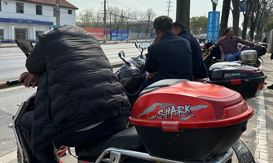 嘉定的一處零工市場,民工們每天在此等活干。
