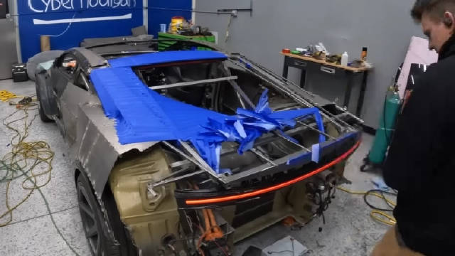 特斯拉车主 David Andreyev 计划用一辆报废的 Model 3……