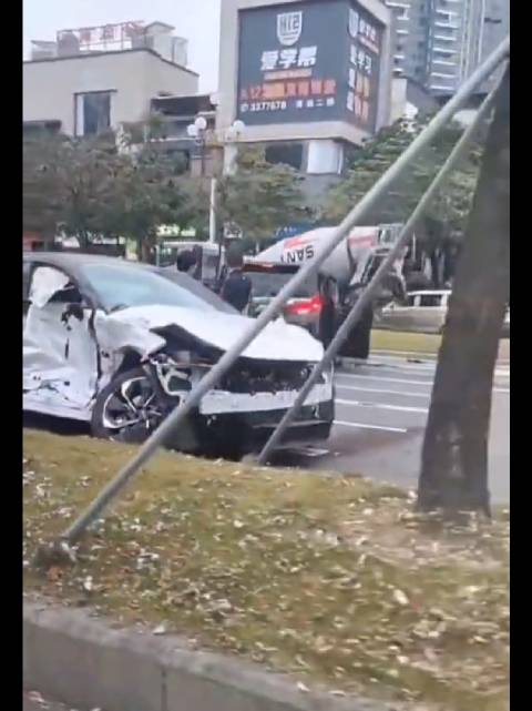 极氪001和丰田埃尔法当街碰撞，这俩车损失，可都不小！