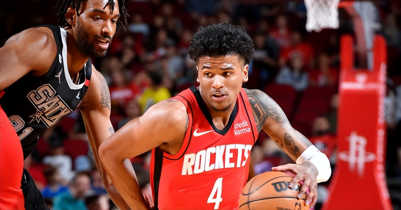 雷霆新星崛起季后赛席位争夺战进入白热化阶段球队迎来关键转折点