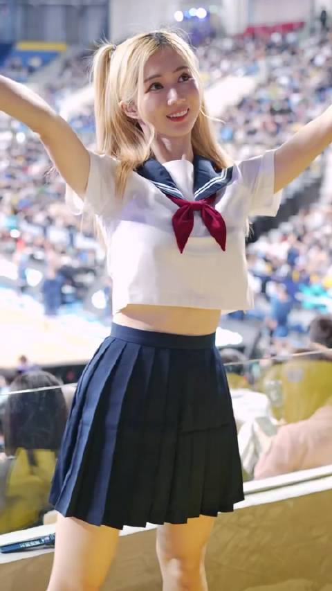 啦啦队小姐姐这身水手JK裙是认真的吗?|小姐姐_新浪新闻