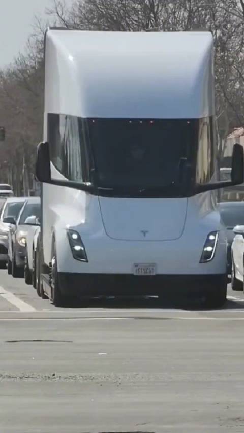 特斯拉货车 有点科幻的样子