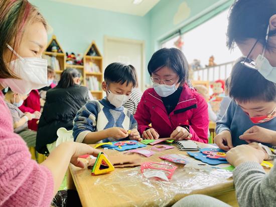 2月28日下午的“彩虹灣病房學校”課堂，教師誌願者帶孩子們做手工。上海市兒童醫院供圖