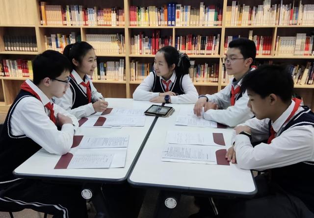 上海市南洋初級中學學生走進錢學森圖書館體驗。錢學森圖書館社教宣傳部 供圖