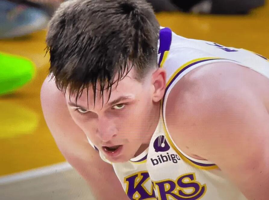 里夫斯高效砍下24分串联全队展现核心潜力