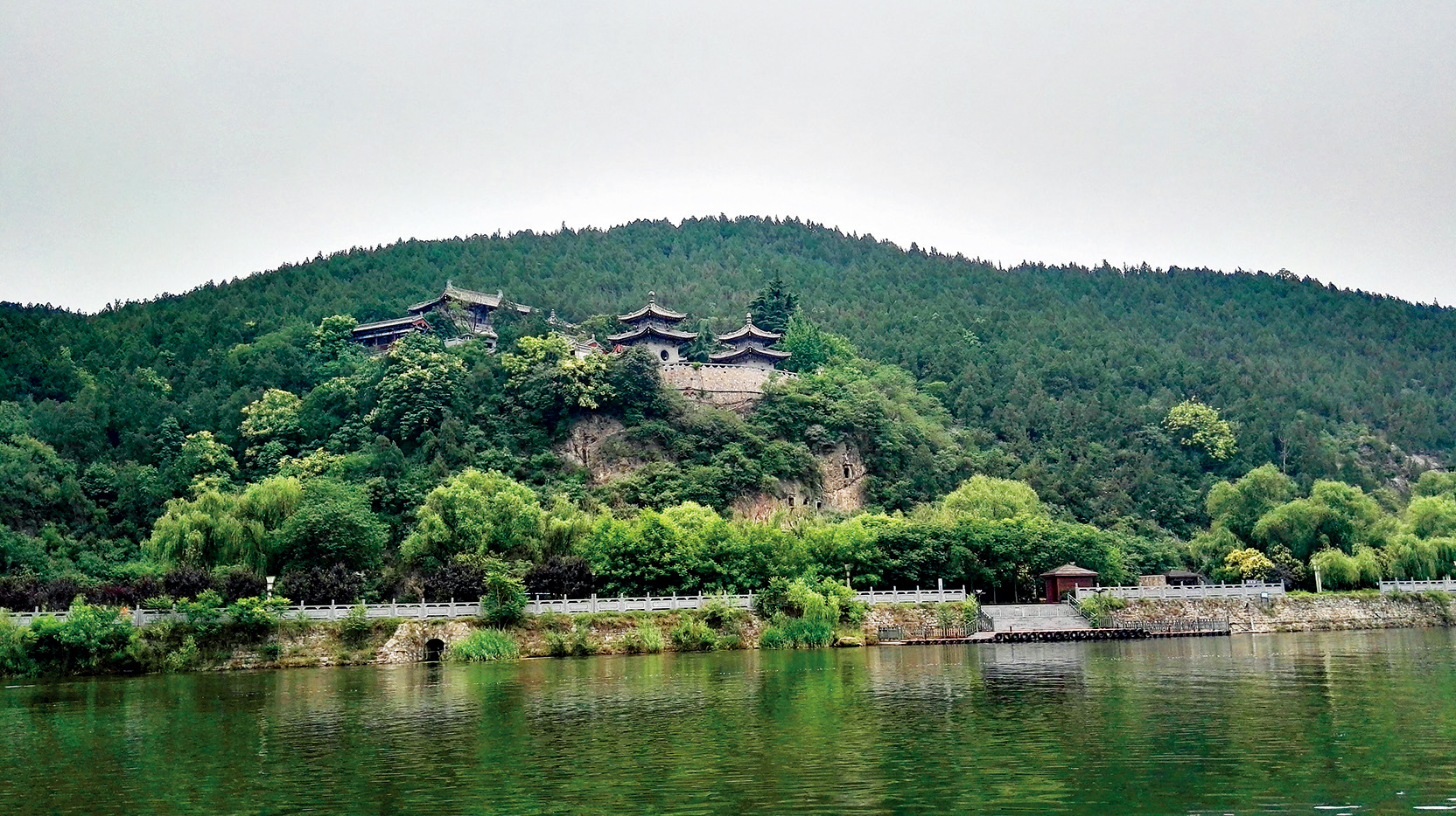 图三 清代易地重建的香山寺远景 ，霍宏伟摄