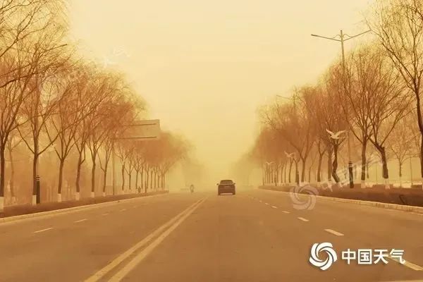 20日午后，甘肃高台遭遇大风沙尘天气。来源：中国天气网 图/龚磊