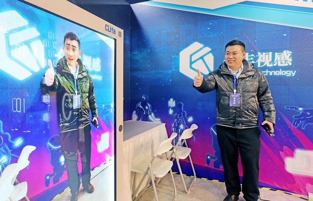 2023年3月21日，杭州，觀眾在中國虛擬現實與元宇宙產業峰會上體驗虛擬現實技術。IC 圖