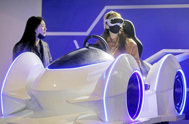 2023年3月21日，杭州，觀眾在中國虛擬現實與元宇宙產業峰會上體驗車載XR智能座艙。IC 圖