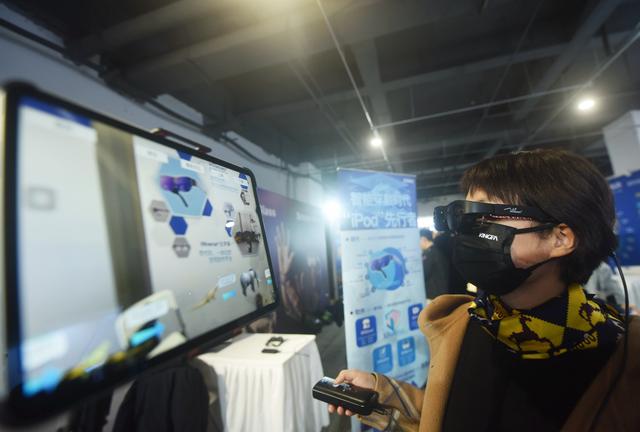 2023年3月21日，杭州，觀眾在中國虛擬現實與元宇宙產業峰會上體驗WGlasses智能眼鏡。IC 圖