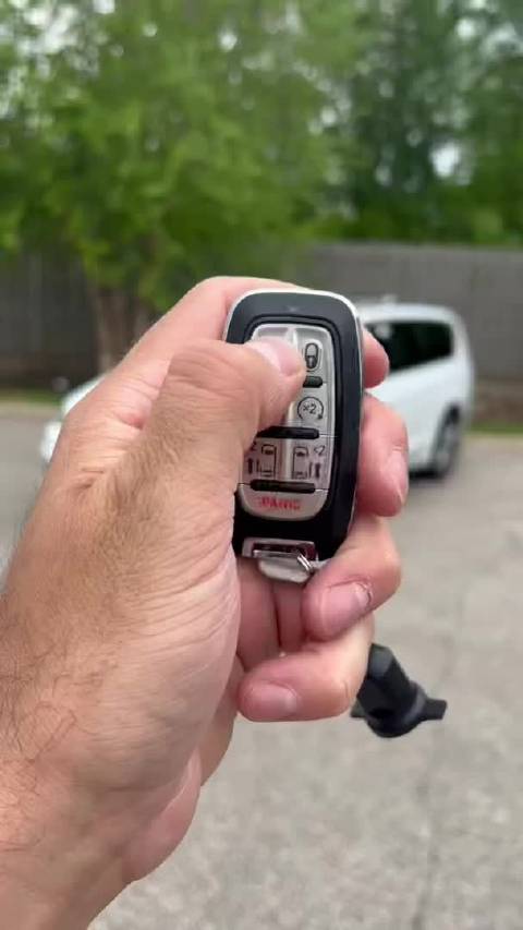 号称北美最豪华MPV的克莱斯勒捷龙Pacifica