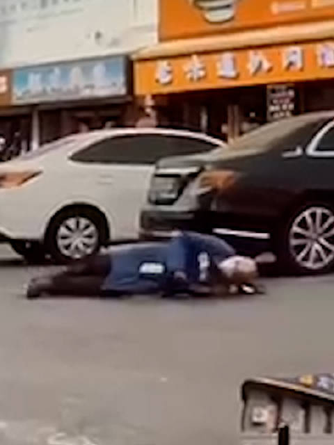 路虎女疑拒交7元停车费拖倒收费员