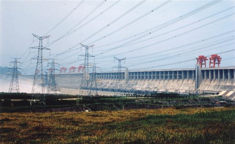 ▲2005年拍摄的三峡输变电线路。