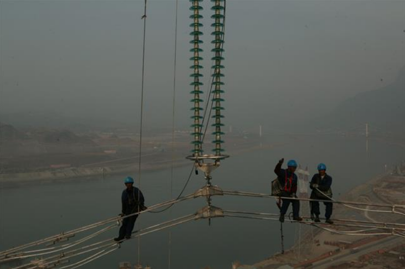 ▲2007年2月6日,三峡右岸电厂送出线路施工。