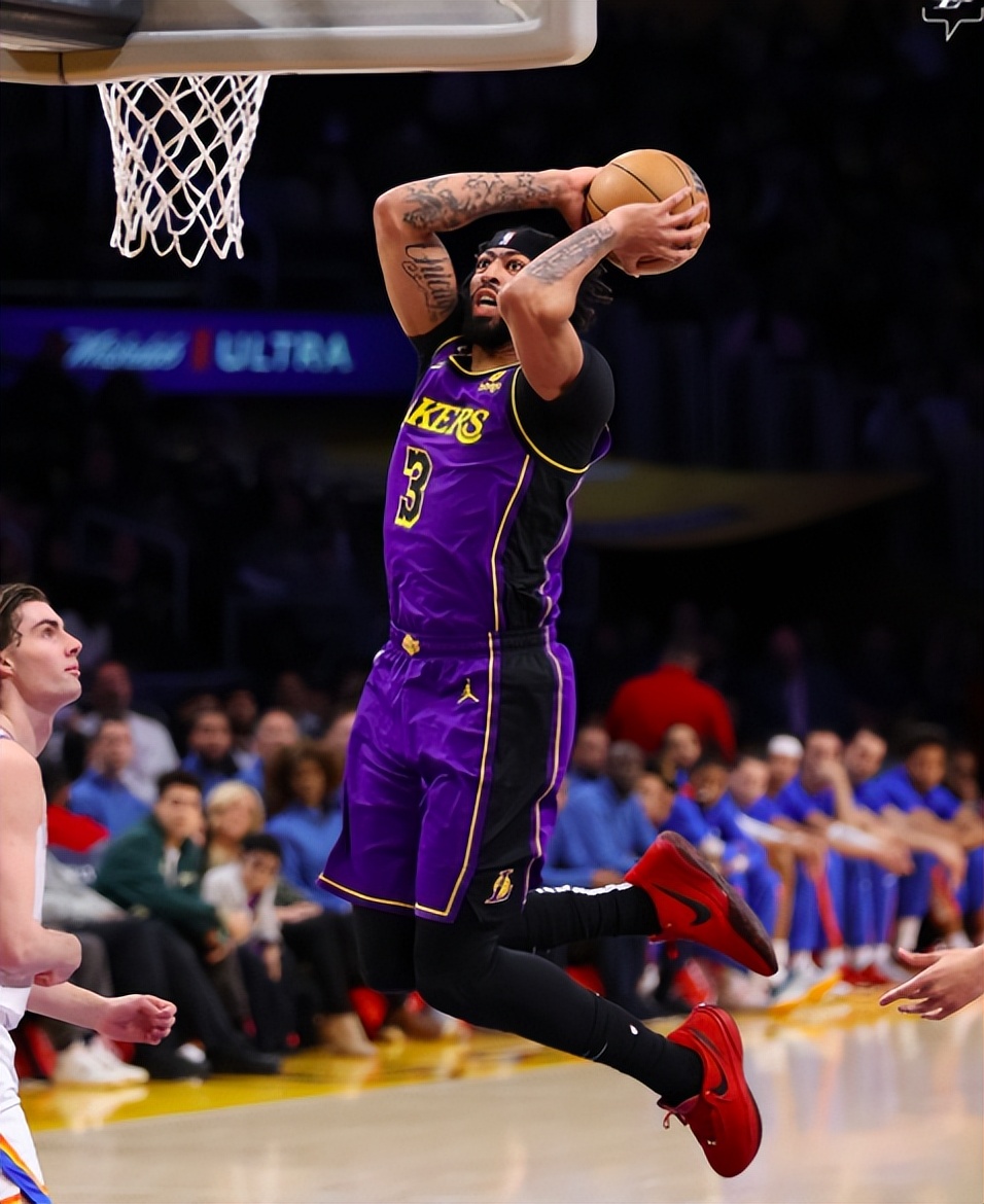 雷霆NBA主教练战术革新激活全员潜能攻防两端打出联盟顶级水准