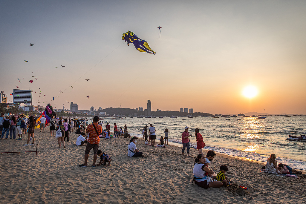 当地时间2023年2月26日，泰国芭堤雅，游客在国际海滩风筝节上放风筝。视觉中国 资料图