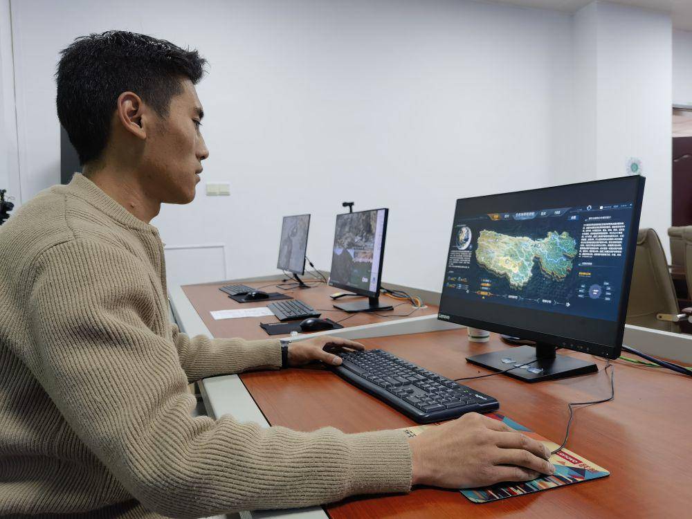 3月23日，工作人员正在操作“江源之窗”视频观测系统。新华社记者 柳泽兴 摄
