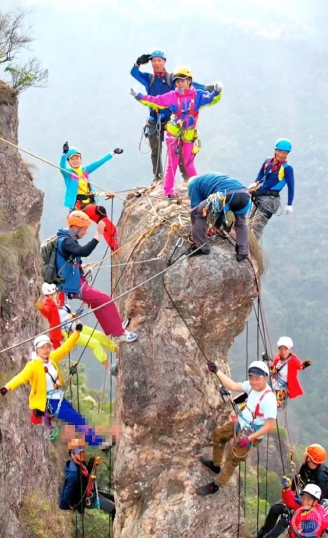 10余名男女攀上“温州小张家界”细长垂直岩壁集体晃动，村民：周末天天有人爬