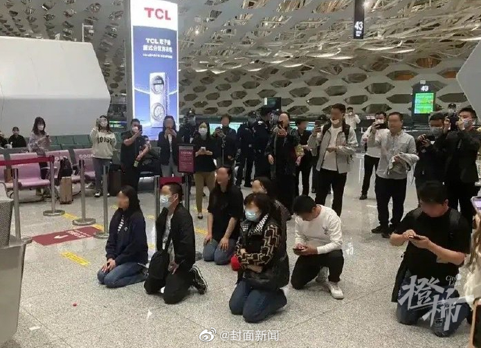 深圳暴雨致航班取消旅客跪求起飞 机场回应：天气状况导致的突发原因休闲区蓝鸢梦想 - Www.slyday.coM