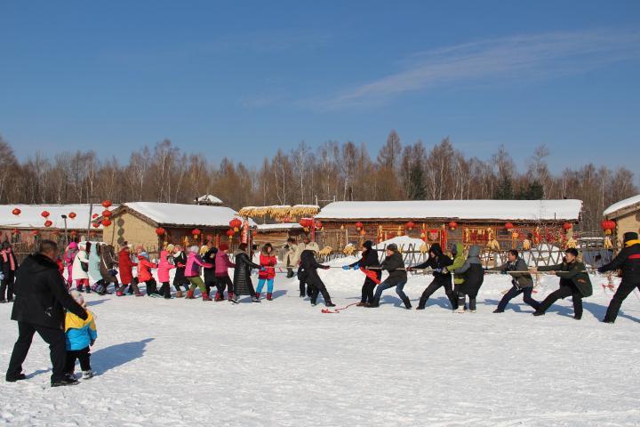 山河屯林业局有限公司民俗村雪地拔河比赛。受访者提供