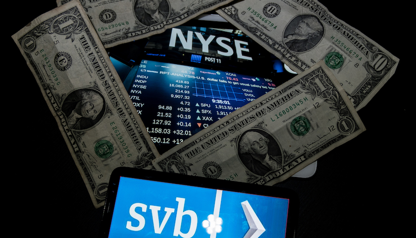 欧美银行挤兑风波呈现瞬间坍塌的危机形态