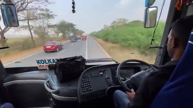 油门绝不松！印度大巴危险驾驶狂飙实拍