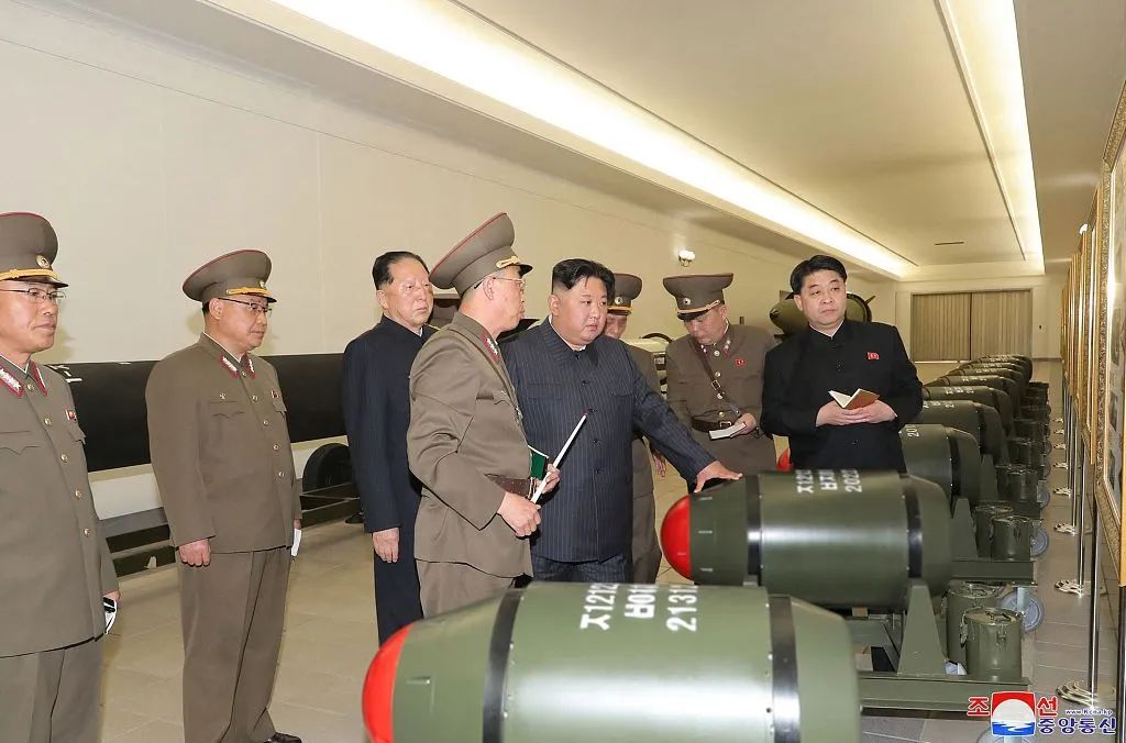 朝鲜首次公开实战化核弹头，展示至少10枚