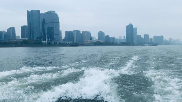 以水说人说地说文化，身在钱塘江之上，感受其波涛汹涌之势……