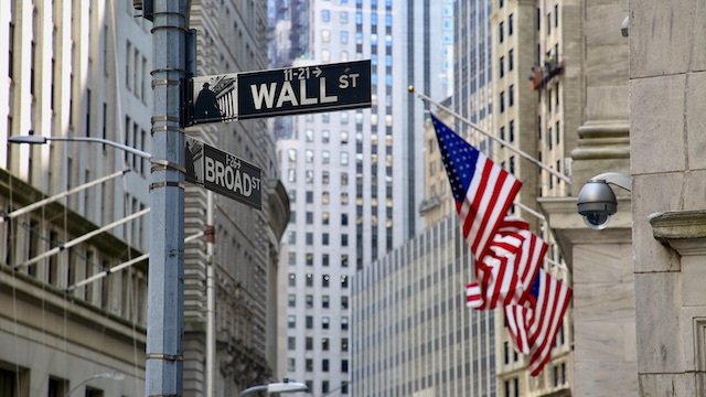 黑天鹅基金3月有望录得超高回报，投资者担心银行业风险刚露出“冰山一角”