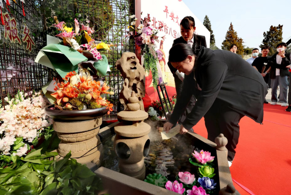 八宝山革命公墓开展鲜花祭奠服务，设11座免费鲜花祭台