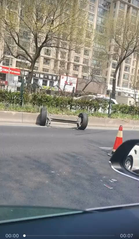 车后轮居然掉了，你看看像不像特斯拉？