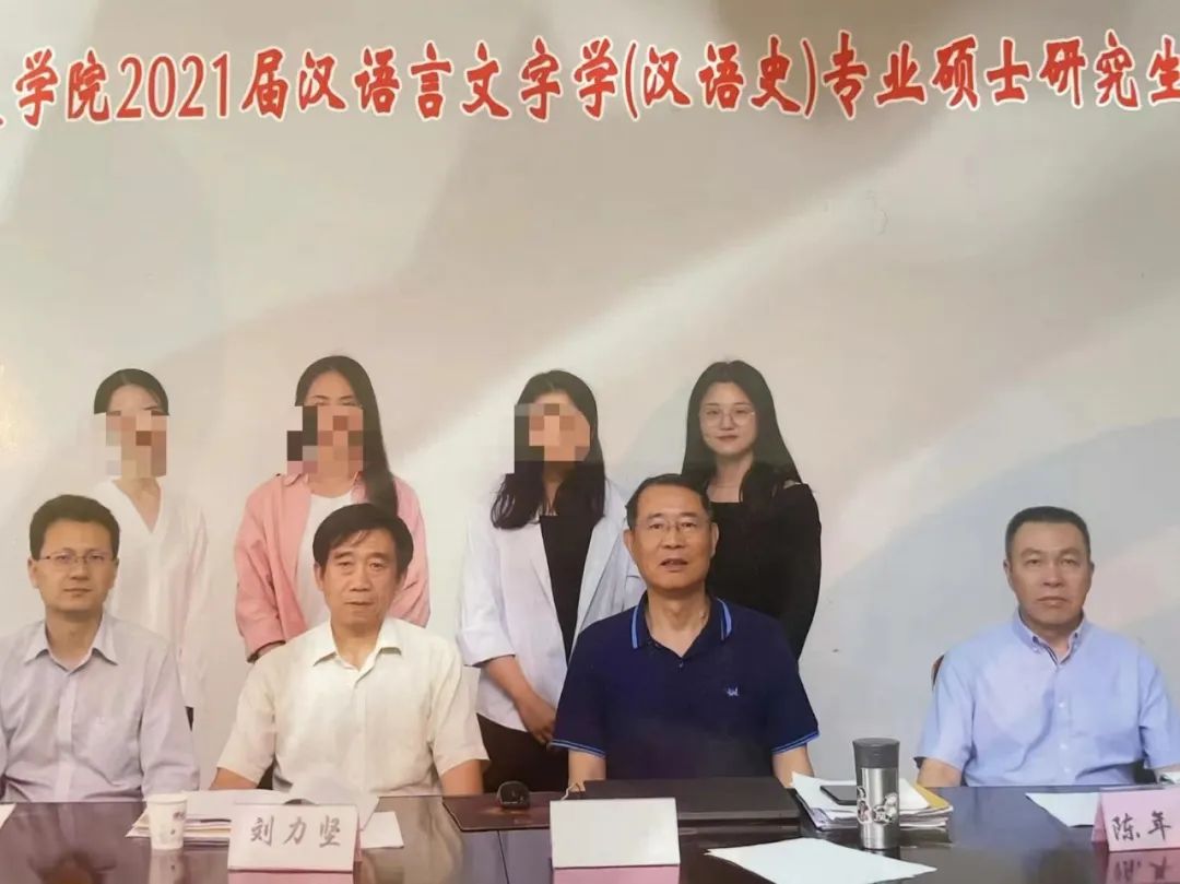 ▲李右溪讀研究生時,同專業的有4名同學,其中只有她一人研究甲骨文,前排右一為導師陳福年,后排右一為李右溪。受訪者供圖