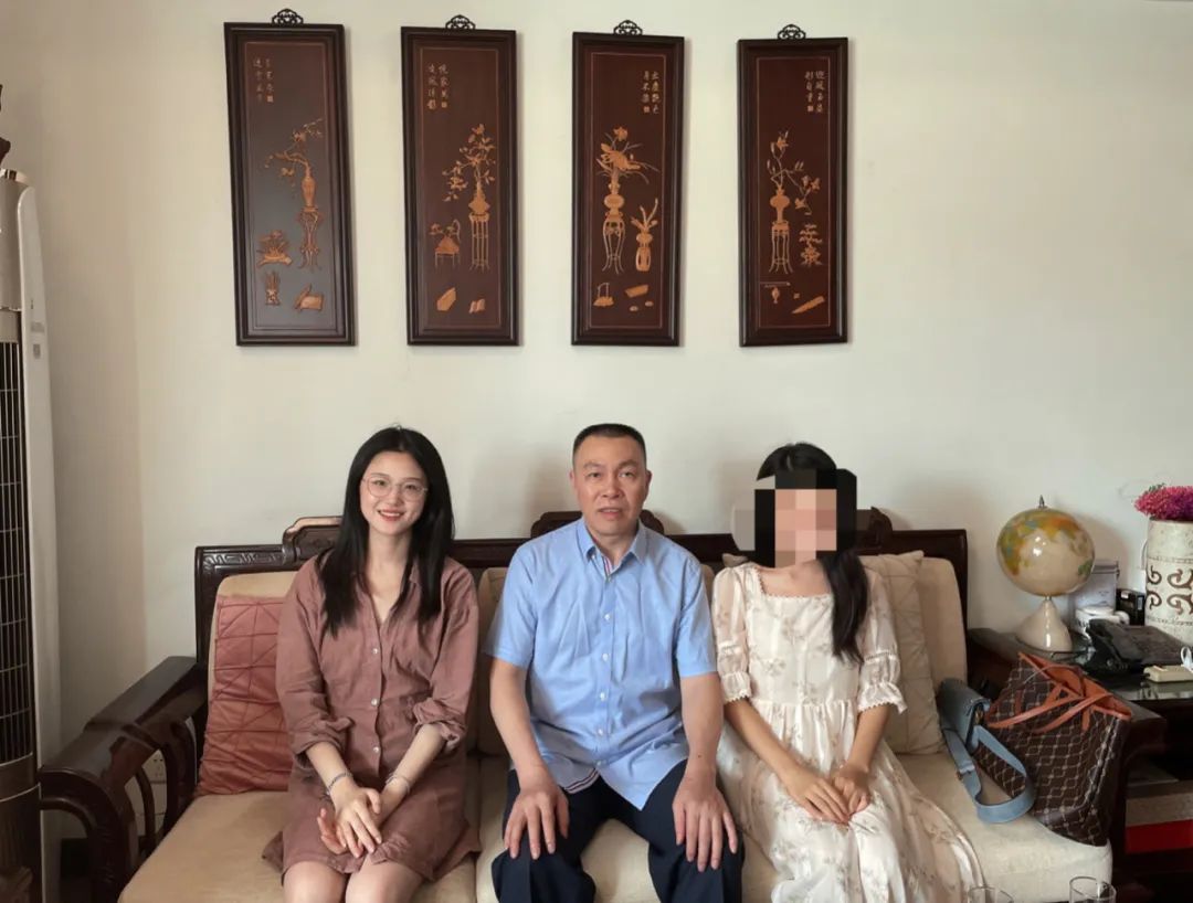 ▲研二時,李右溪和師妹在導師家中上課。受訪者供圖