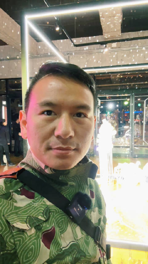 借着捷尼赛思和上海国际时装周的场子……