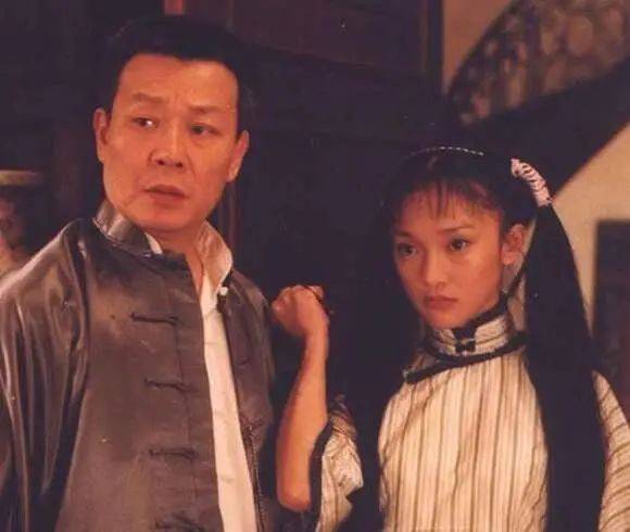 一妻一妾、5个儿女、68岁“视帝”寇世勋，晚年竟还有贤妻在侧