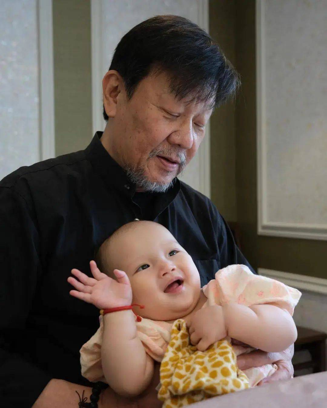 一妻一妾、5个儿女、68岁“视帝”寇世勋，晚年竟还有贤妻在侧