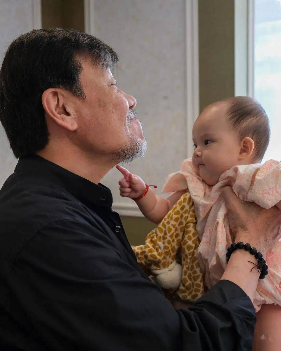 一妻一妾、5个儿女、68岁“视帝”寇世勋，晚年竟还有贤妻在侧