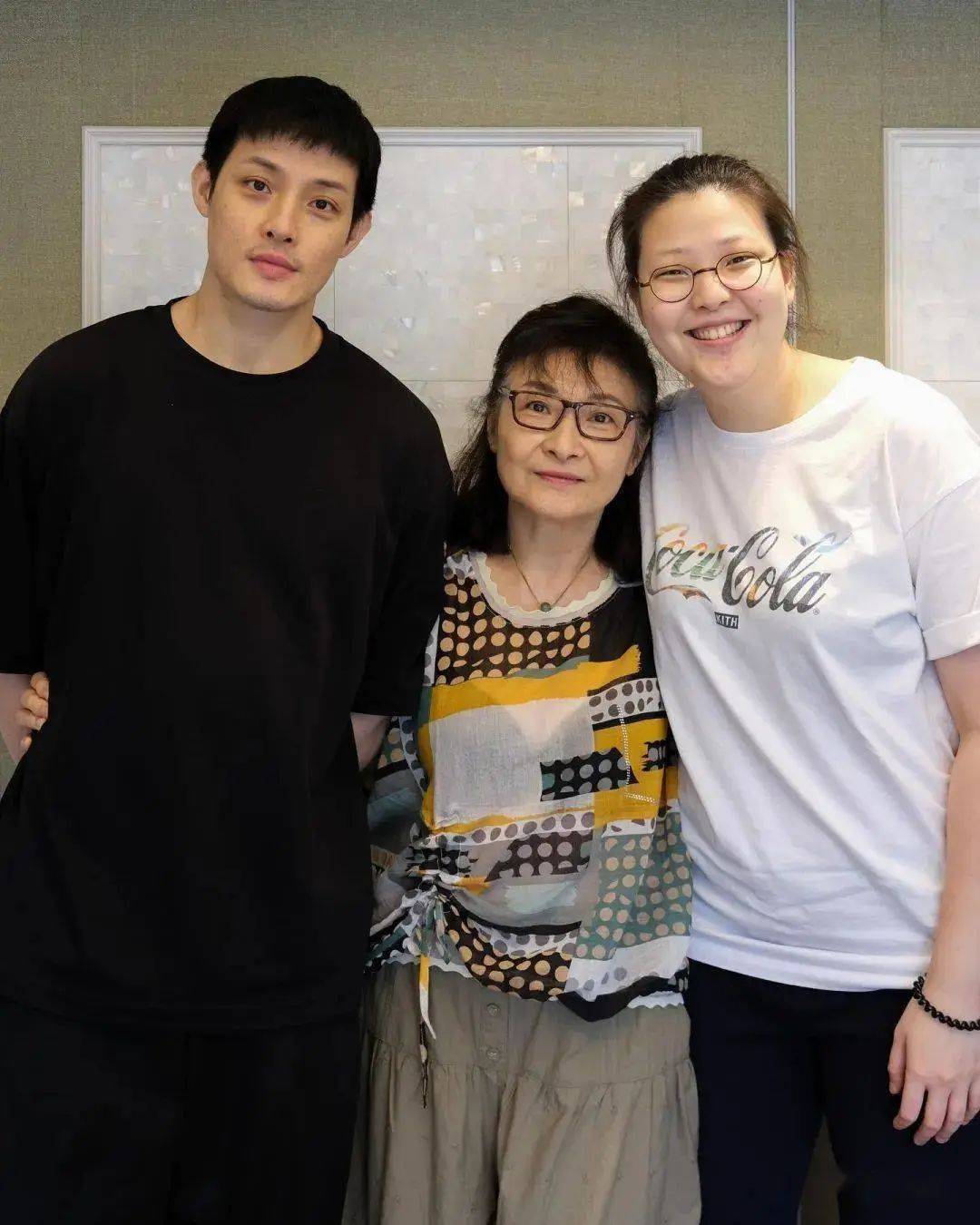 一妻一妾、5个儿女、68岁“视帝”寇世勋，晚年竟还有贤妻在侧