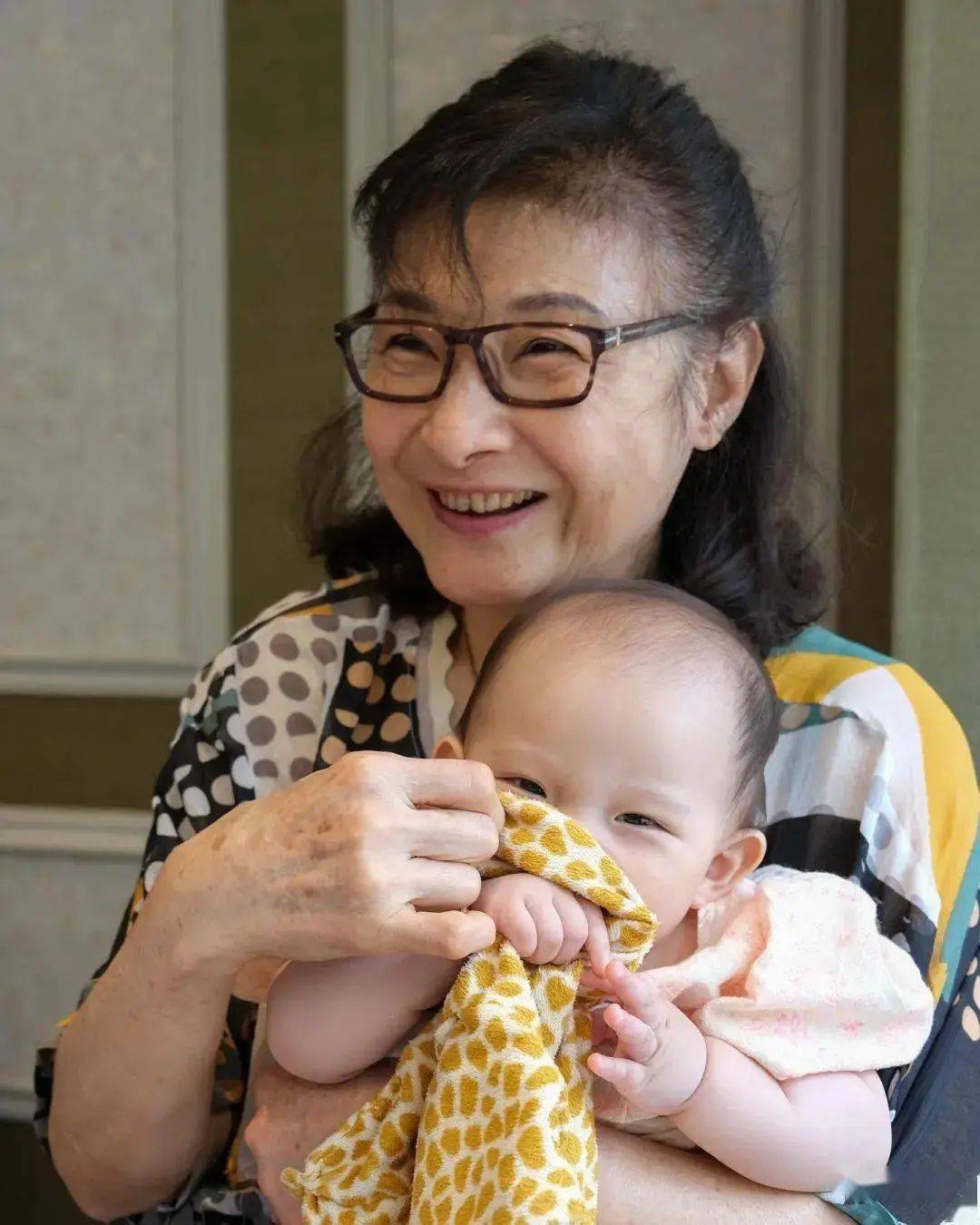 一妻一妾、5个儿女、68岁“视帝”寇世勋，晚年竟还有贤妻在侧