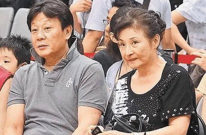 一妻一妾、5个儿女、68岁“视帝”寇世勋，晚年竟还有贤妻在侧