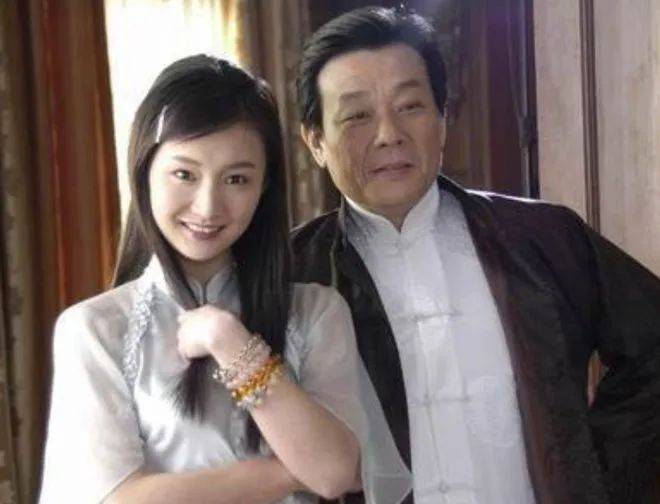 一妻一妾、5个儿女、68岁“视帝”寇世勋，晚年竟还有贤妻在侧