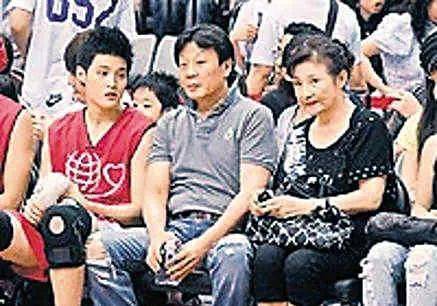 一妻一妾、5个儿女、68岁“视帝”寇世勋，晚年竟还有贤妻在侧