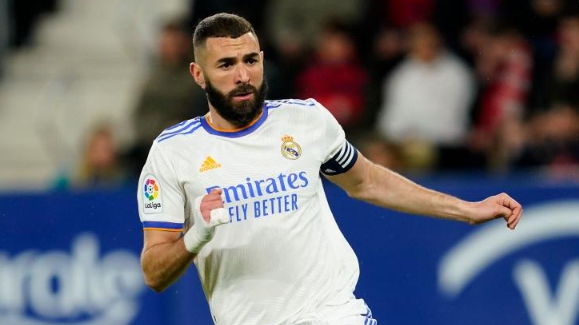 刷爆纪录!本泽马7分钟戴帽,倒钩技惊四座,引热议:德尚躺枪|本泽马|德尚|帽子戏法_新浪新闻